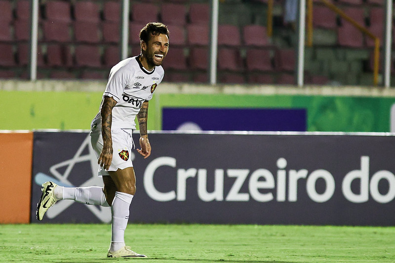 Lucas Lima celebra gol contra o Itabaiana