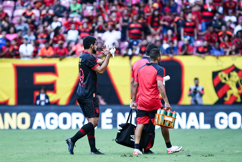 Zé Roberto deixando o gramado com a mão fraturada diante do Porto