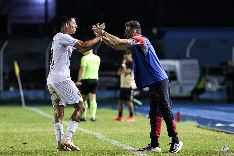 Mariano Soso cumprimenta Alan Ruíz após gol marcado 