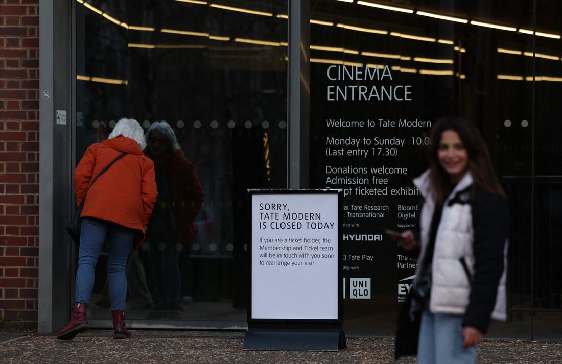 Placa de 'fechado' na galeria Tate Modern em Londres, após relatos de que um homem havia morrido após cair na galeria.