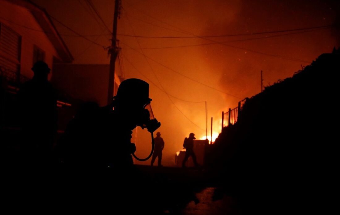 Caminhando em meio à fumaça, milhares de pessoas voltaram para suas casas destruídas pelos "incêndios sem precedentes" que deixaram 19 mortos 