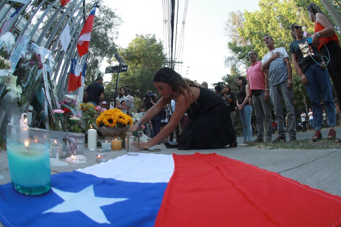 Apoiadora do ex-presidente chileno Sebastian Piñera deixa uma flor em um memorial em sua homenagem 