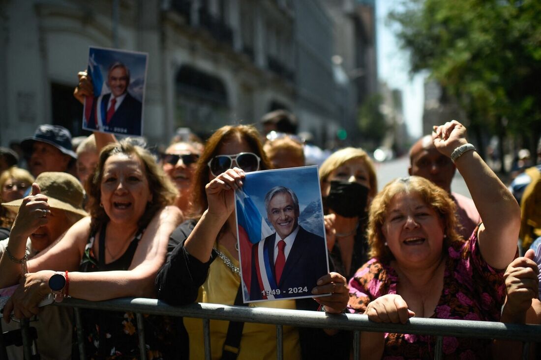 População presta homenagens ao ex-presidente chileno, Sebastian Piñera