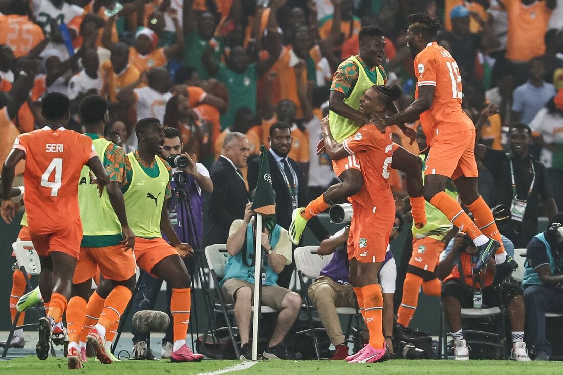 Seleção da Costa do Marfim comemora o gol da classificação à final da Copa Africana 