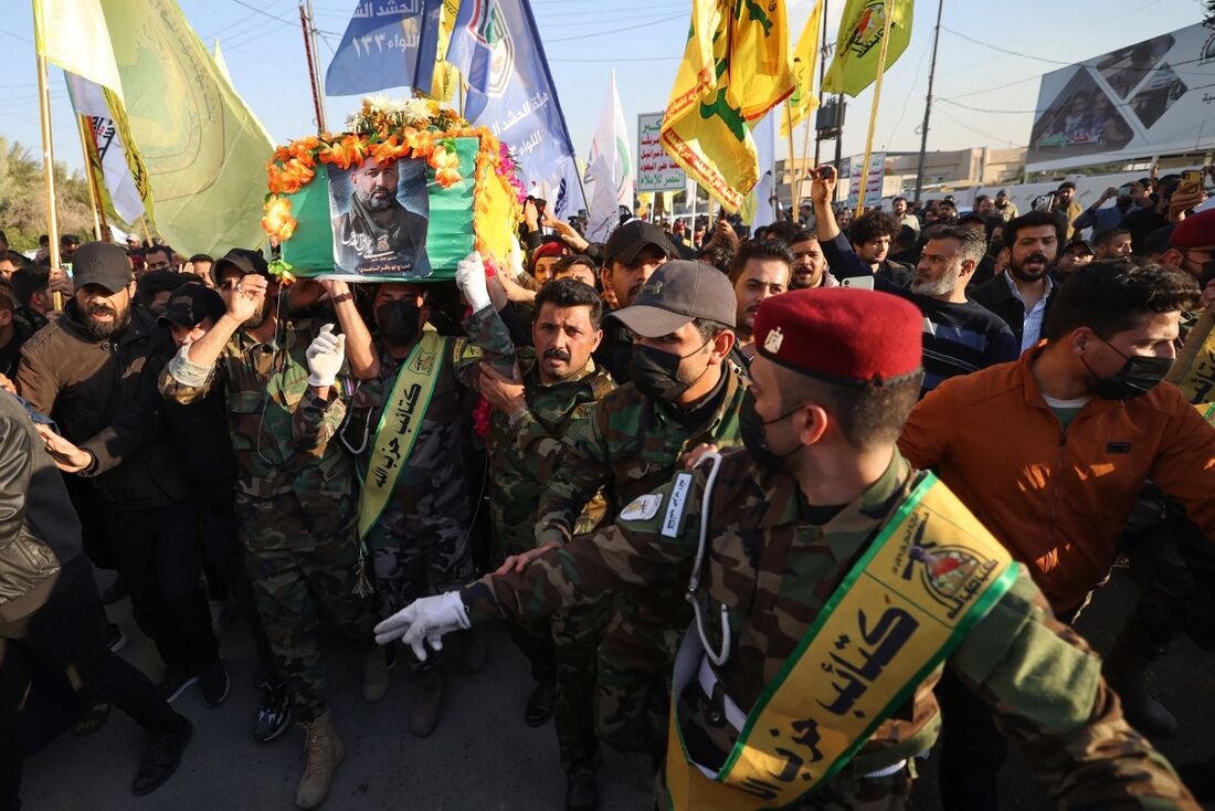 Membros da Hashed al-Shaabi do Iraque carregam o caixão de Abu Baqr al-Saadi, líder do Kataeb Hezbollah, que foi morto num ataque realizado por um drone americano