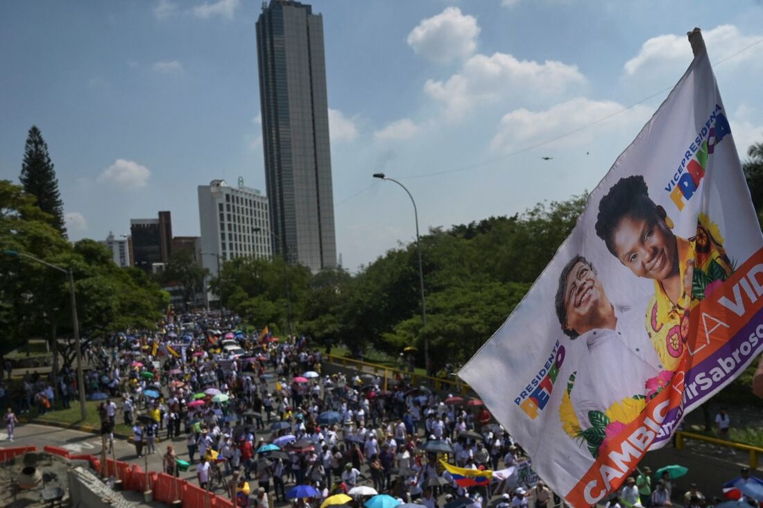 População participa de uma manifestação em apoio ao presidente colombiano Gustavo Petro em Cali, Colômbia