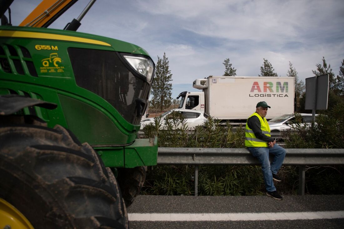 Agricultores espanhóis continuam protestos e bloqueios de estradas