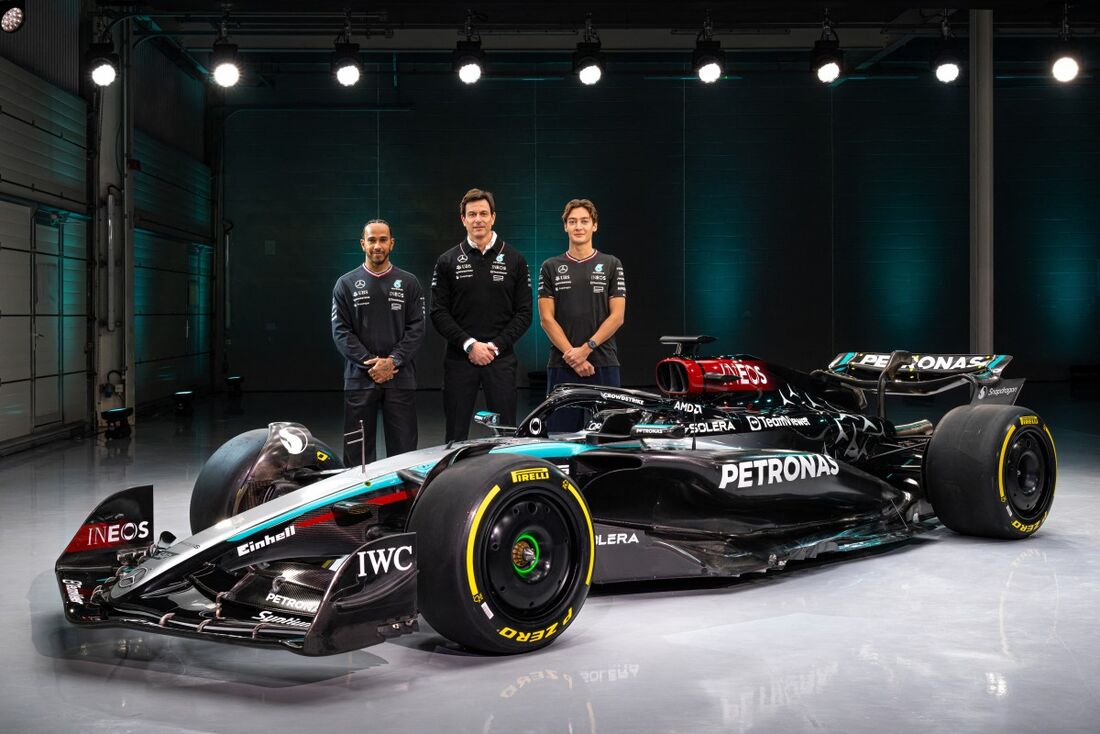 George Russell, Toto Wolff e Lewis Hamilton posam ao lado do novo carro da Mercedes