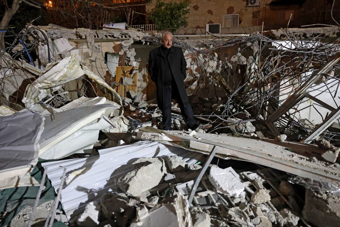 O ativista palestino Fakhri Abu Diab entre os escombros de sua casa, que foi demolida no bairro predominantemente árabe de Silwan, em Jerusalém