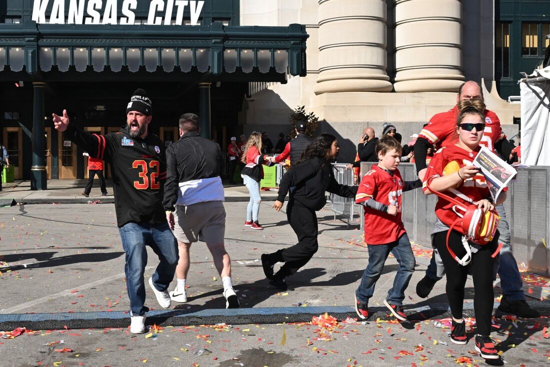 Populares correm após disparos de arma de fogo no desfile do Kansas City Chiefs 