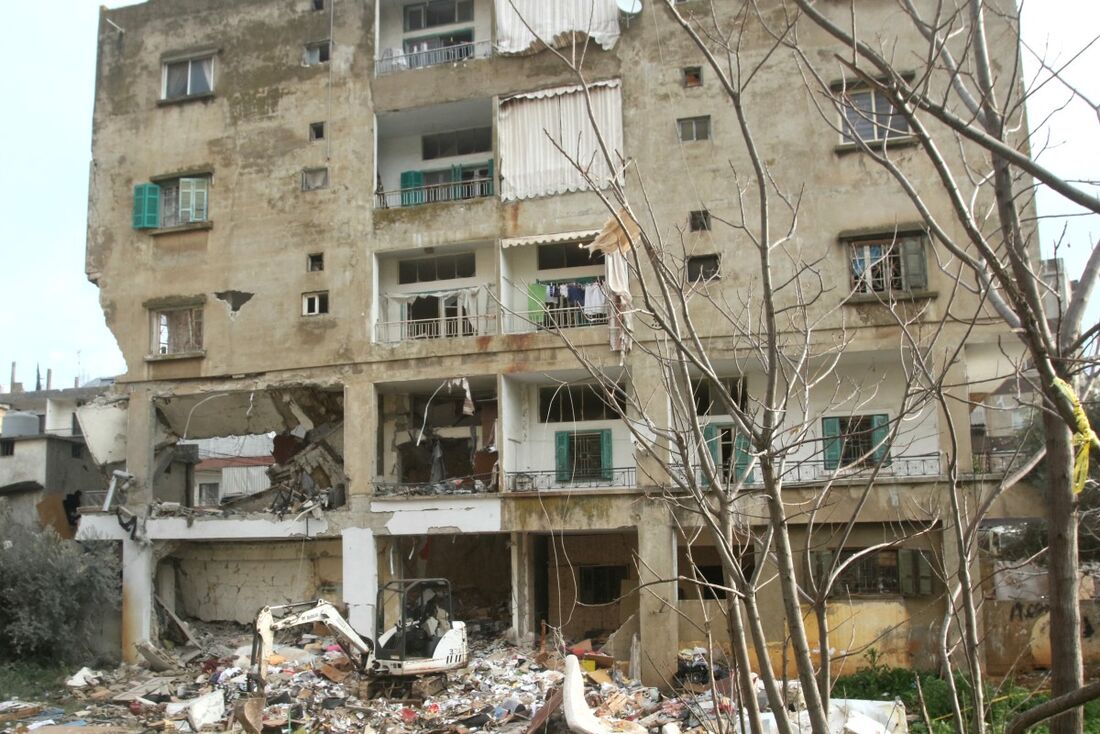 Imagem mostra os danos a um edifício alvo durante a noite de um ataque aéreo israelense na cidade de Nabatieh, no sul do Líbano 