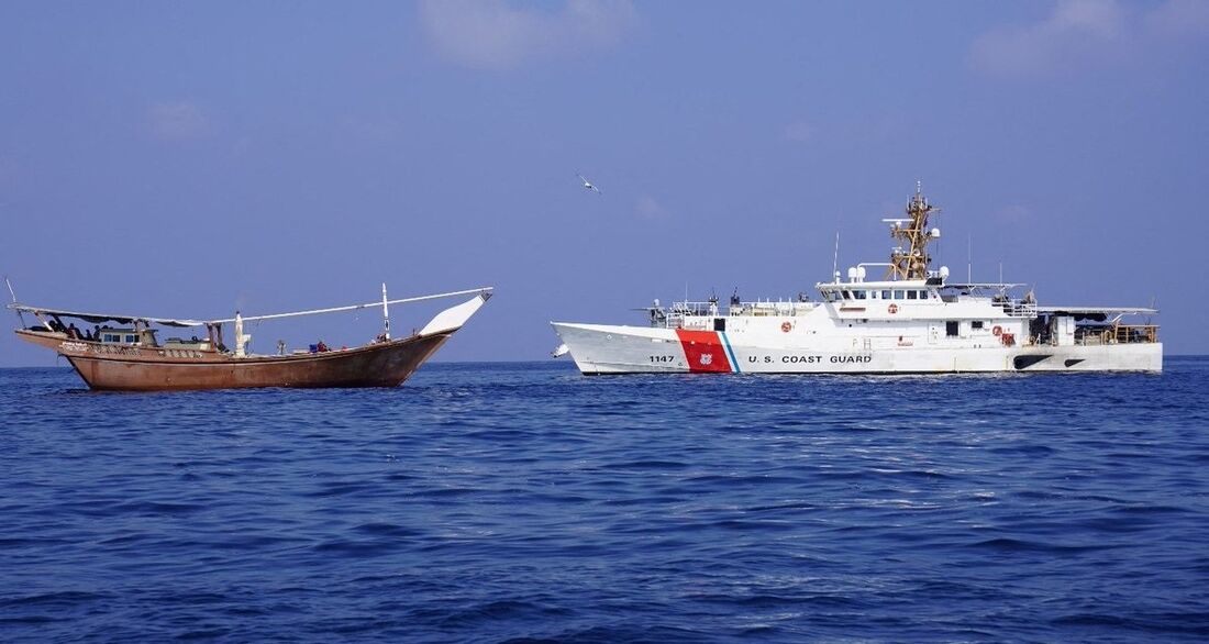 Barco da marinha dos EUA próximo a um navio que transportava um carregamento de armas iranianas destinadas aos rebeldes Huthi do Iêmen