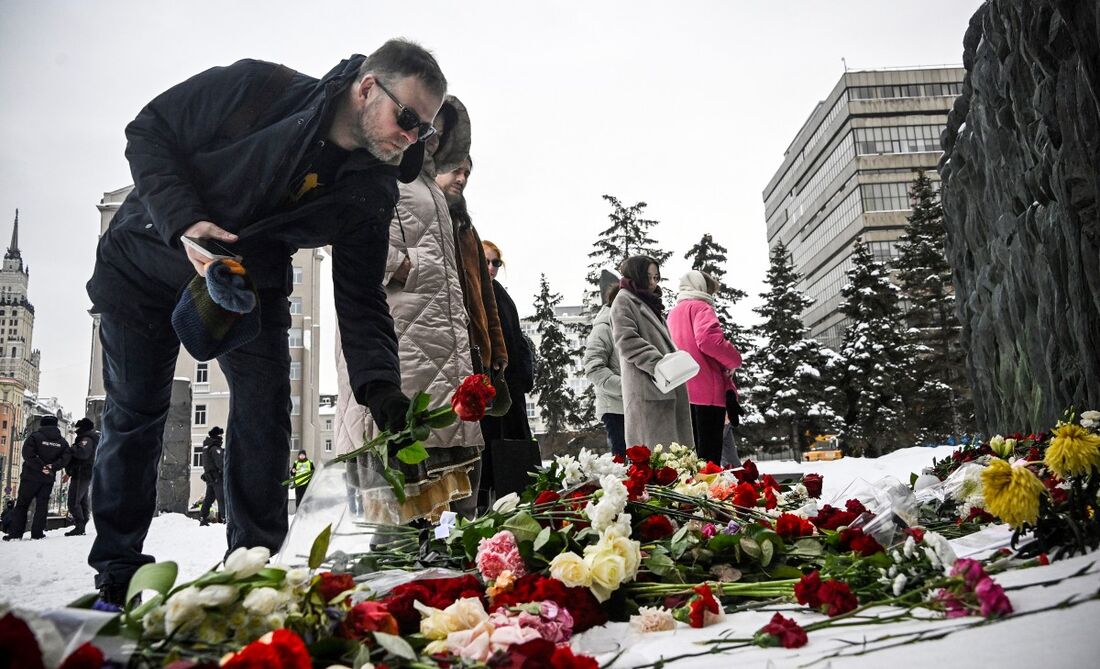 Russos prestam homenagens a Alexei Navalny