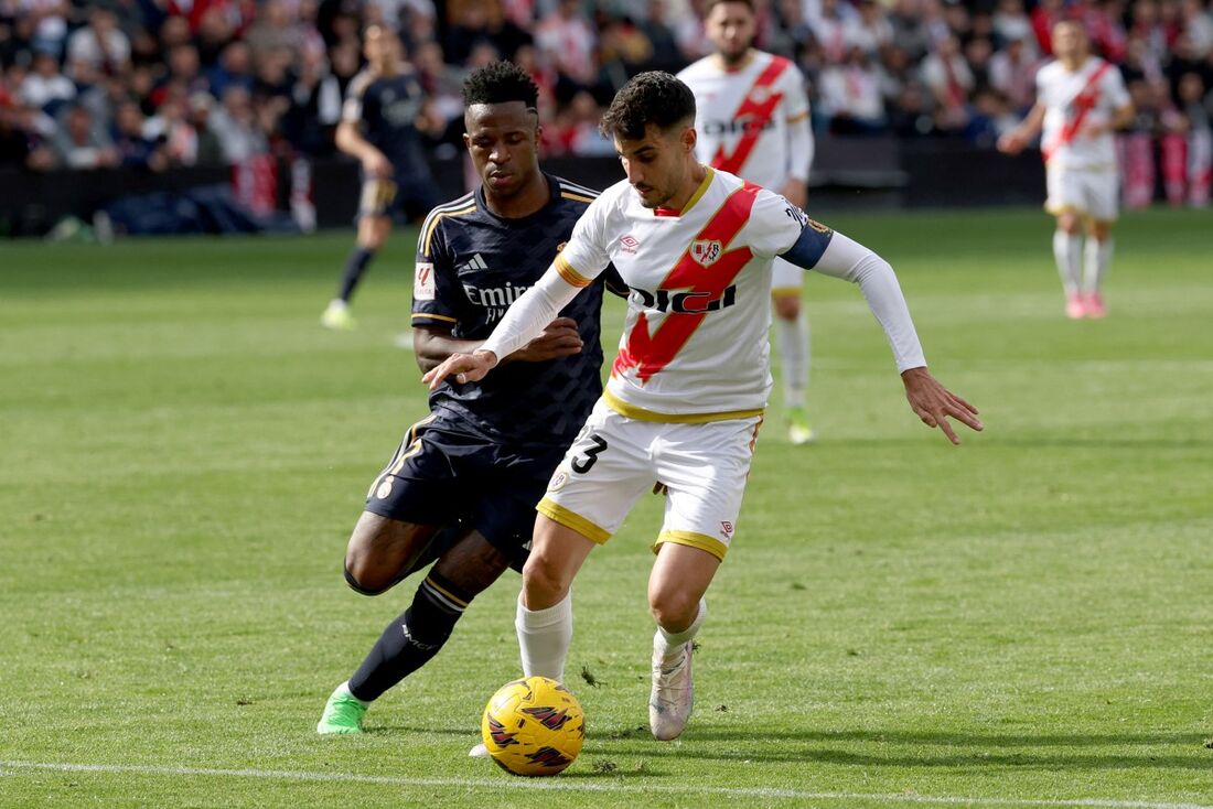 Vinícius Júnior disputa bola com Oscar Valentin, do Rayo Vallecano