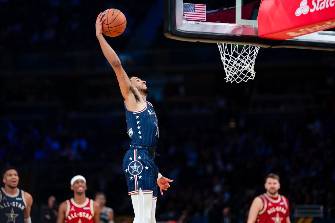 Tyrese Haliburton, da Conferência Leste, marca cesta no All-Star Game