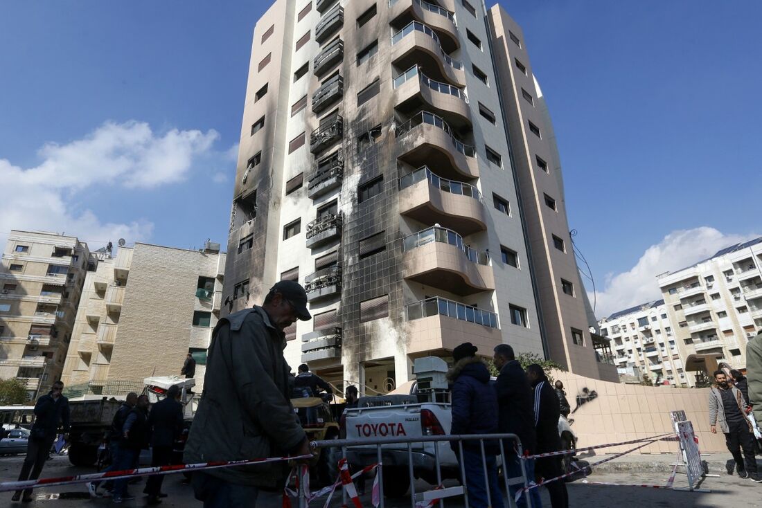  As forças de segurança sírias isolam a área onde foram relatados ataques aéreos israelenses contra um edifício residencial no distrito de Kafr Sousa, em Damasco