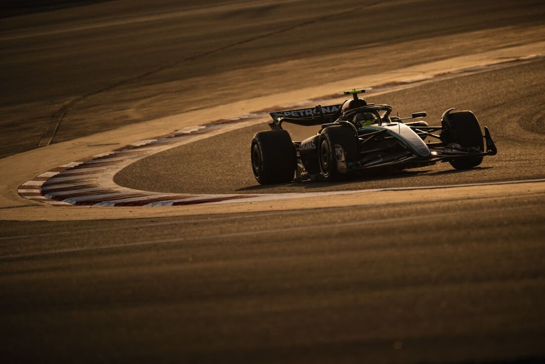 Hamilton em treino no Circuito Internacional de Sakhir, no Bahrein 