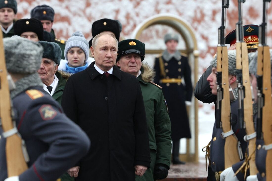 Presidente da Rússia, Vladimir Putin, participa de uma cerimônia no Túmulo do Soldado Desconhecido 