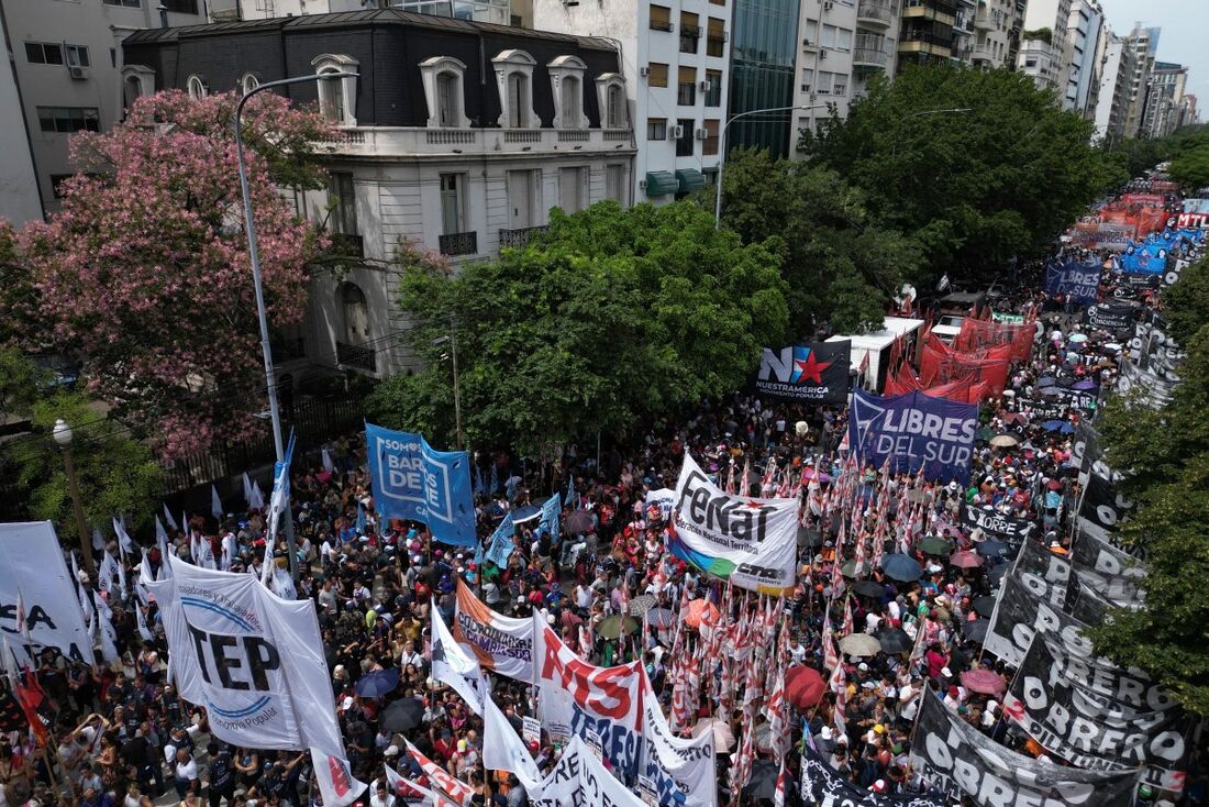 Manifestantes se reúnem em frente ao Ministério do Capital Humano para protestar contra a escassez de alimentos nos refeitórios sociais em 23 de fevereiro de 2024 