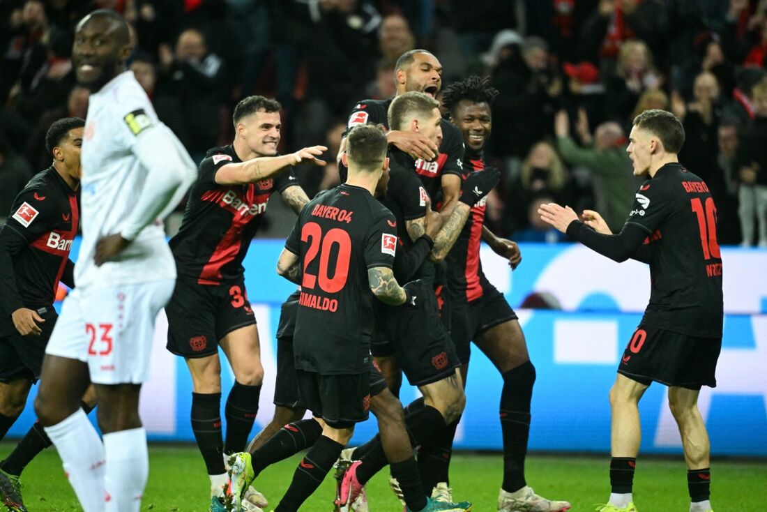 Atletas do Leverkusen celebram segundo gol sobre o Mainz