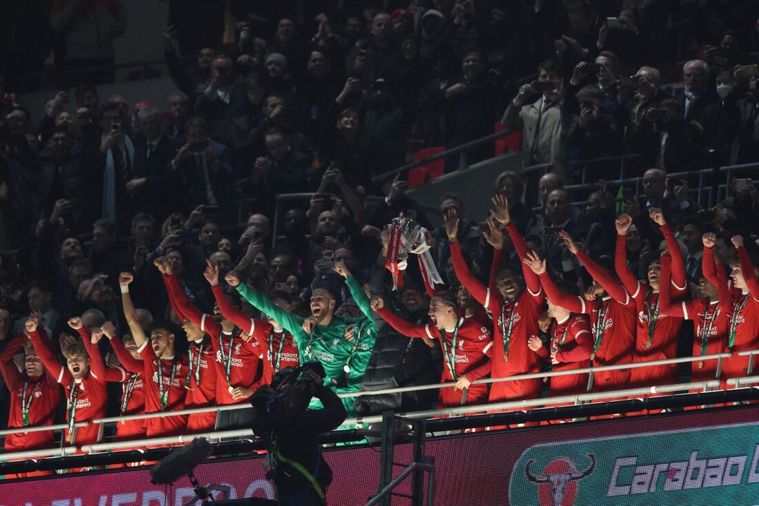 Jogadores do Liverpool celebram conquista da Copa da Liga Inglesa