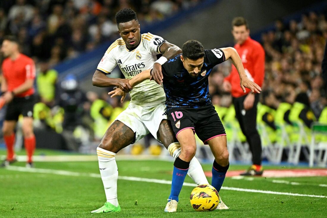 Vini Jr tenta jogada contra o Sevilla