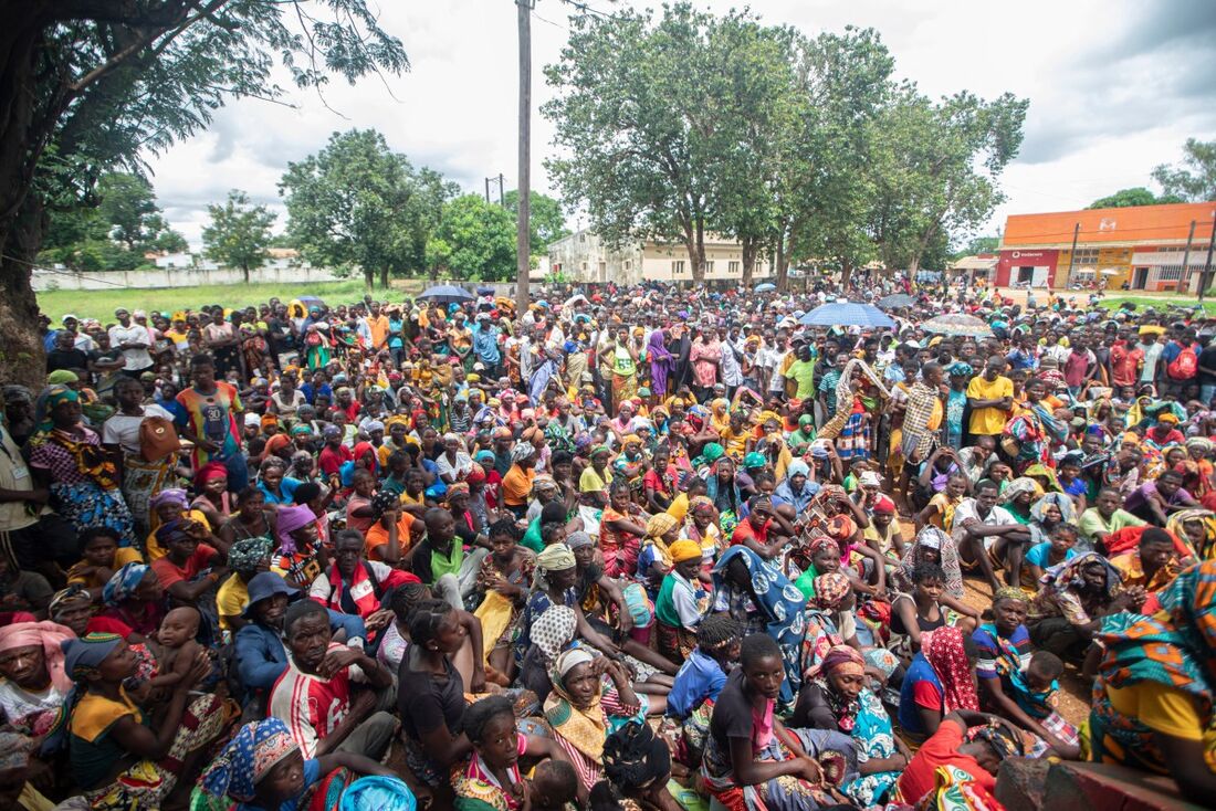 Deslocados da província de Cabo Delgado reúnem-se para receber ajuda humanitária do Programa Alimentar Mundial