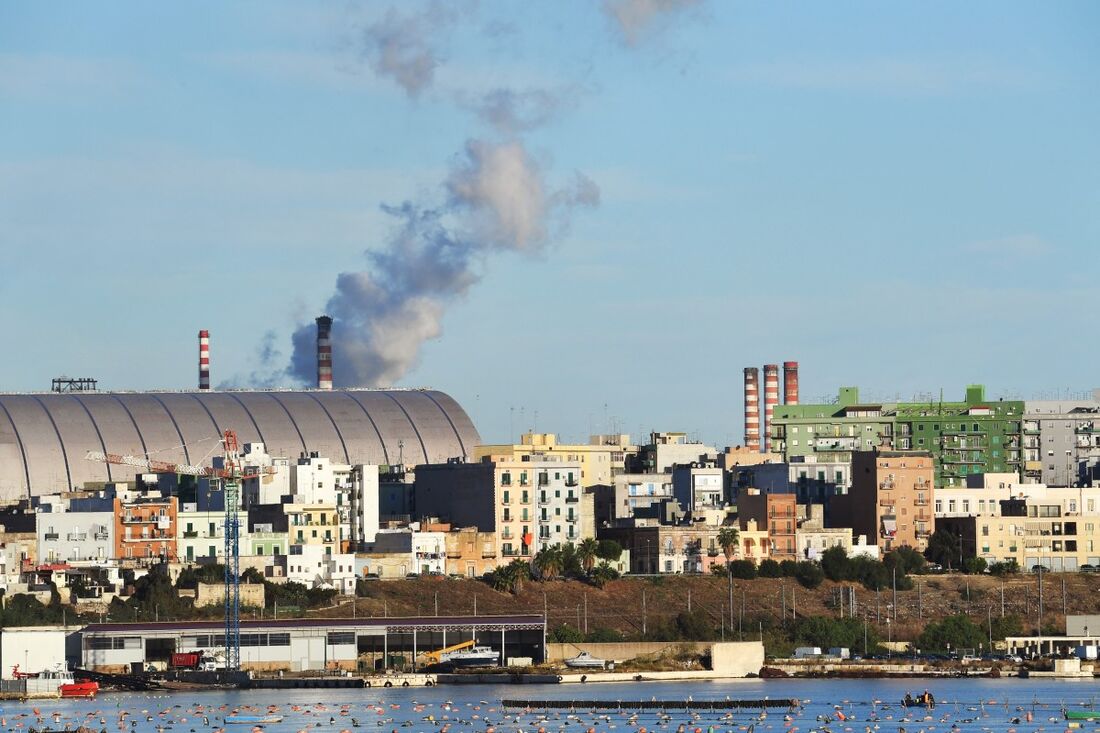 Esta foto tirada em 8 de novembro de 2019 mostra uma vista geral do parque mineral da usina siderúrgica da ArcelorMittal, na Italia