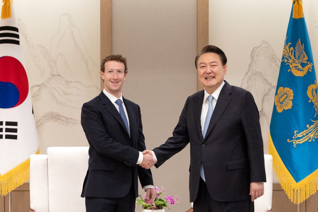 Presidente sul-coreano Yoon Suk Yeol (d) apertando a mão de Mark Zuckerberg (E)