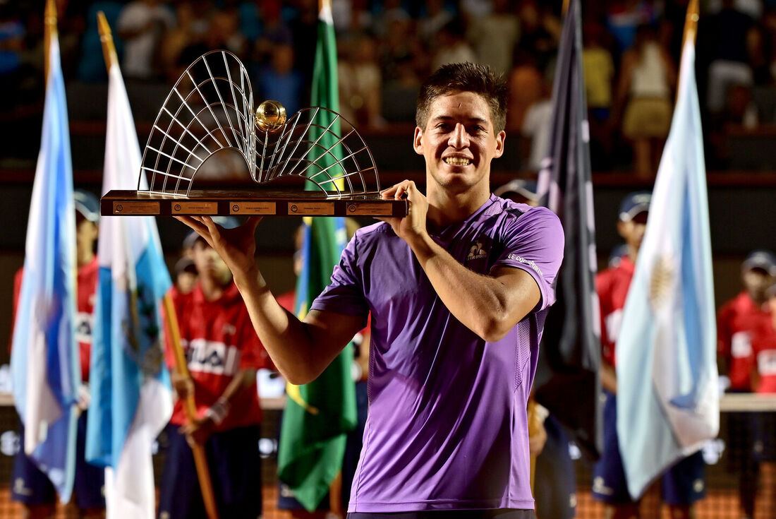 Sebastian Báez com o troféu de campeão do Rio Open