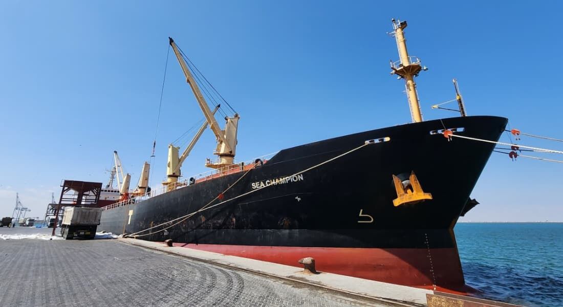 Navio Sea Champion, de propriedade dos EUA e de bandeira grega, atracado na cidade portuária de Aden, capital do Iêmen