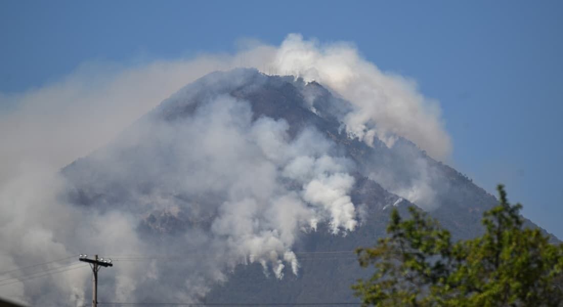 Incêndio florestal avança nas encostas do vulcão inativo Agua, na Guatemala