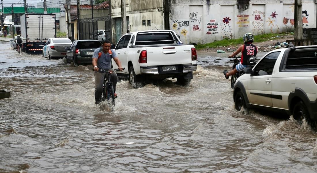 Avenida em Afogados alagada na tarde desta terça (27), no Recife