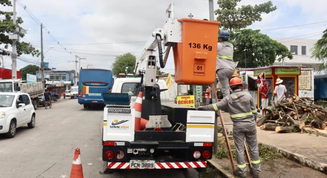 Queda de árvore atinge semáforo em Rio Doce, Olinda