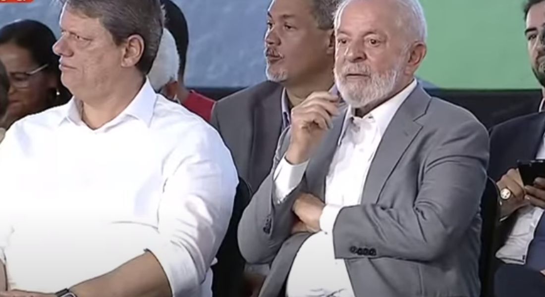 Tarcísio de Freitas e Lula em solenidade