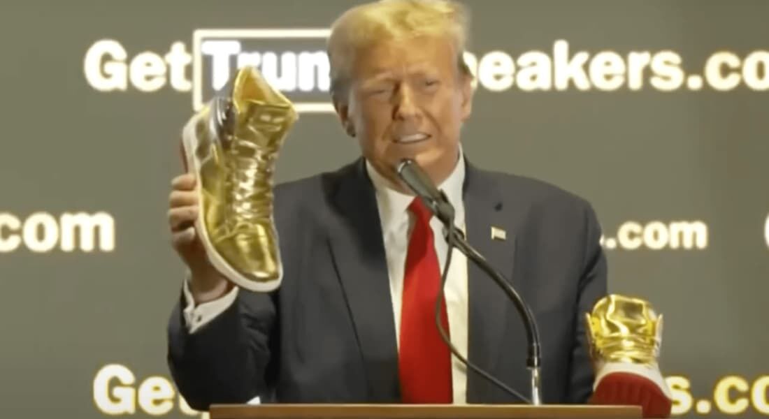 Trump exibe o tênis dourado no "Sneaker Con", um encontro que se intitula como o "O Maior Show de Tênis da Terra"