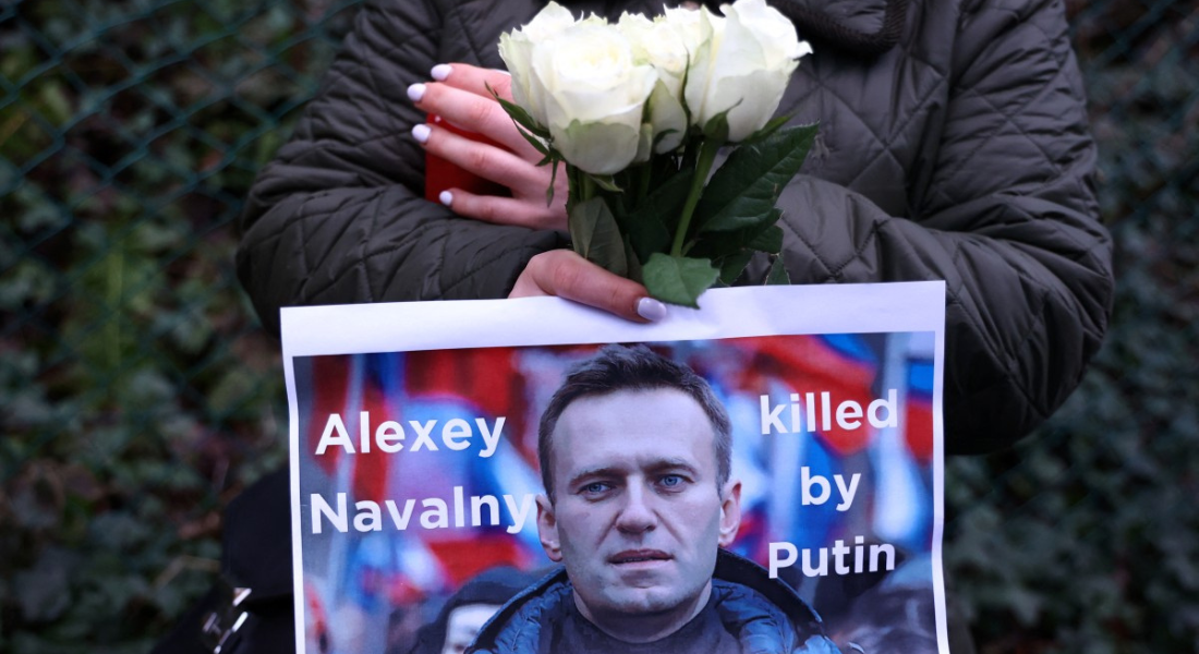 Cartaz acusando Putin por morte de Navalny