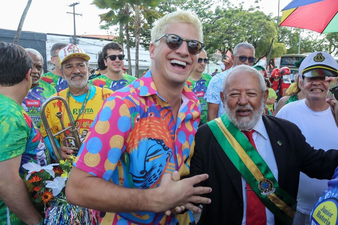 João Campos e folião vestido de Lula