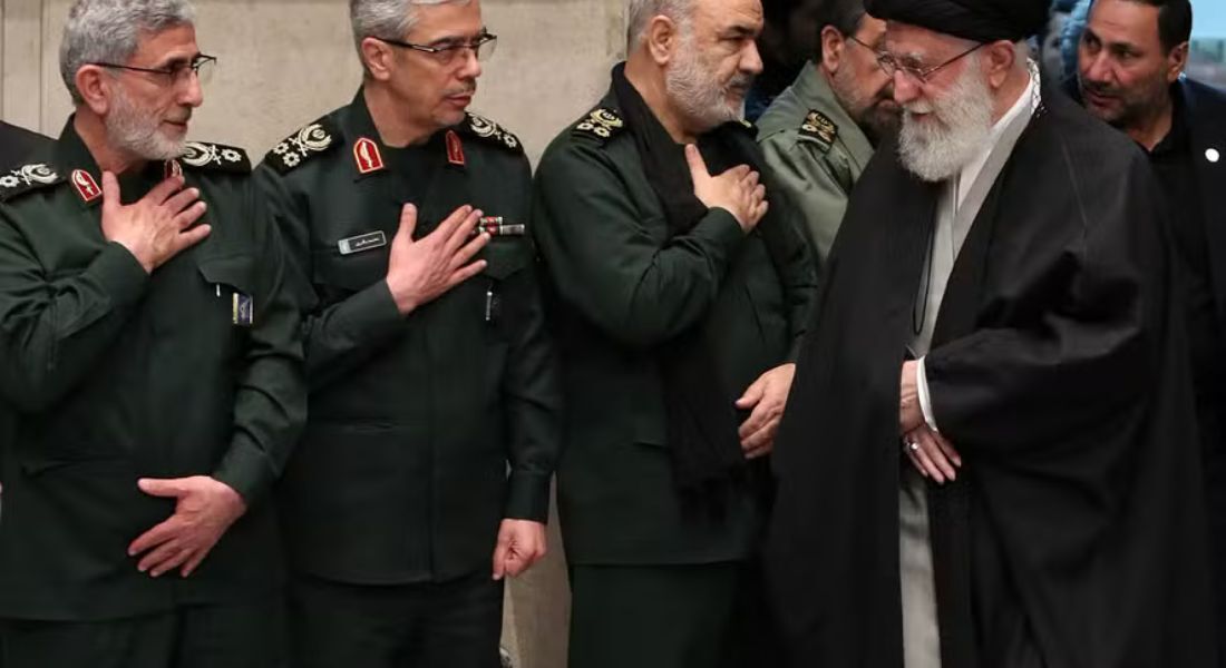 Comandante da Guarda Revolucionária do Irã (2&ordm; da direita para a esquerda) Hossein Salami, cumprimenta o aiatolá Ali Khamenei