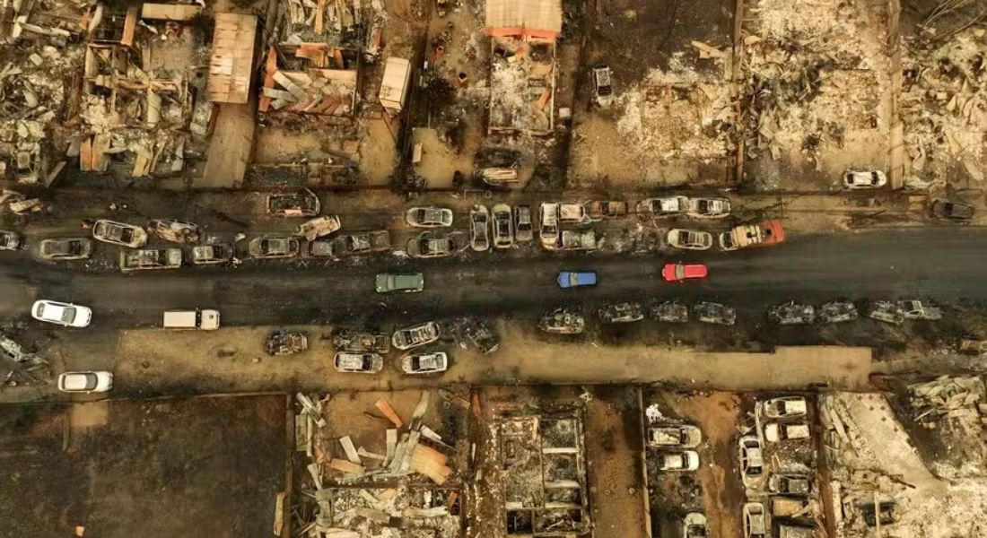 Vista aérea de veículos queimados na comuna de El Olivar após um incêndio florestal que afetou as colinas de Viña del Mar, Chile