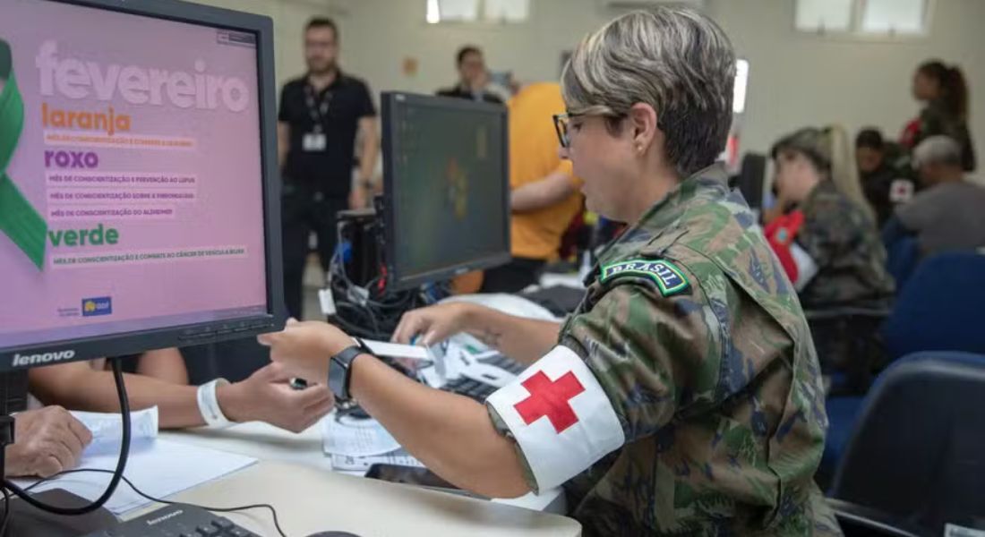 Militar faz triagem de paciente em hospital de campanha da Aeronáutica para trata casos de dengue em Brasília