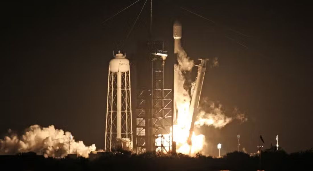 Um foguete SpaceX Falcon 9 decola da plataforma de lançamento LC-39A no Kennedy Space Center com a missão do lander lunar Nova-C da Intuitive Machines, em Cape Canaveral, Flórida, em 15 de fevereiro de 2024