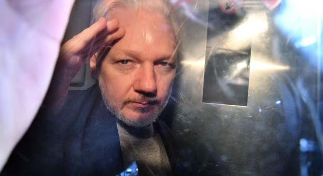 Julian Assange, criador do site Wikileaks, chega para uma audiência em um tribunal de Londres