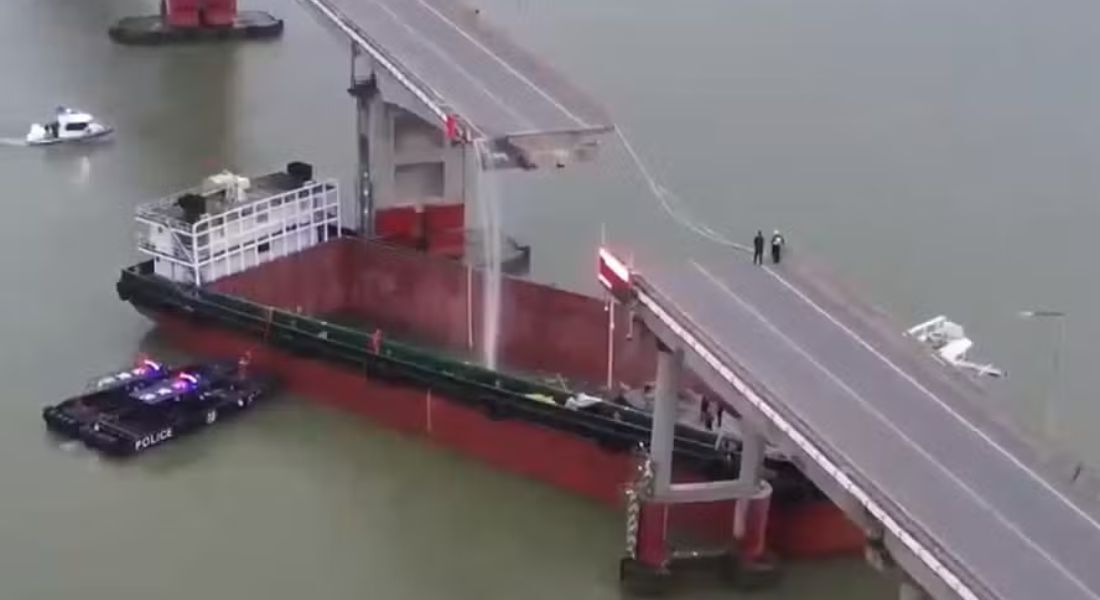 Parte de ponte desaba após colisão com navio de carga