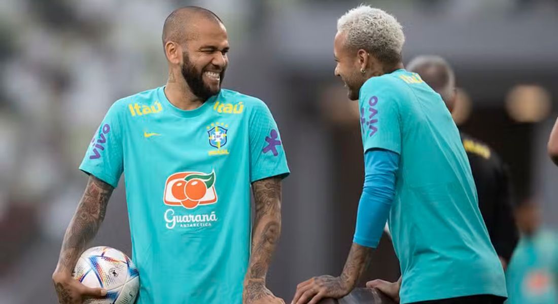 Dani Alves com Neymar na seleção