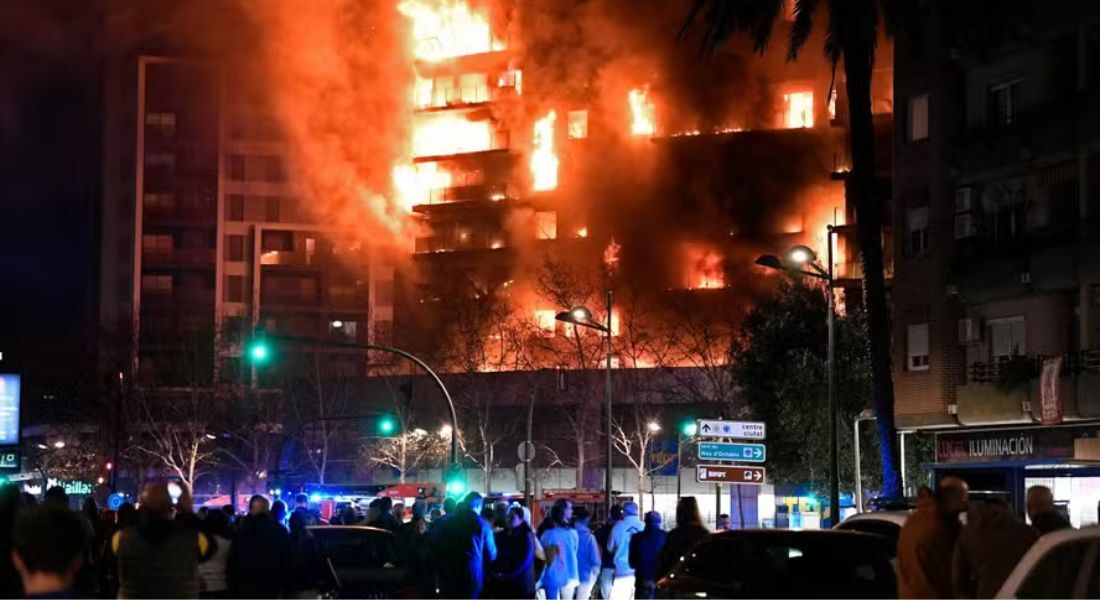 Incêndio 'devora' edifício residencial de 14 andares na Espanha