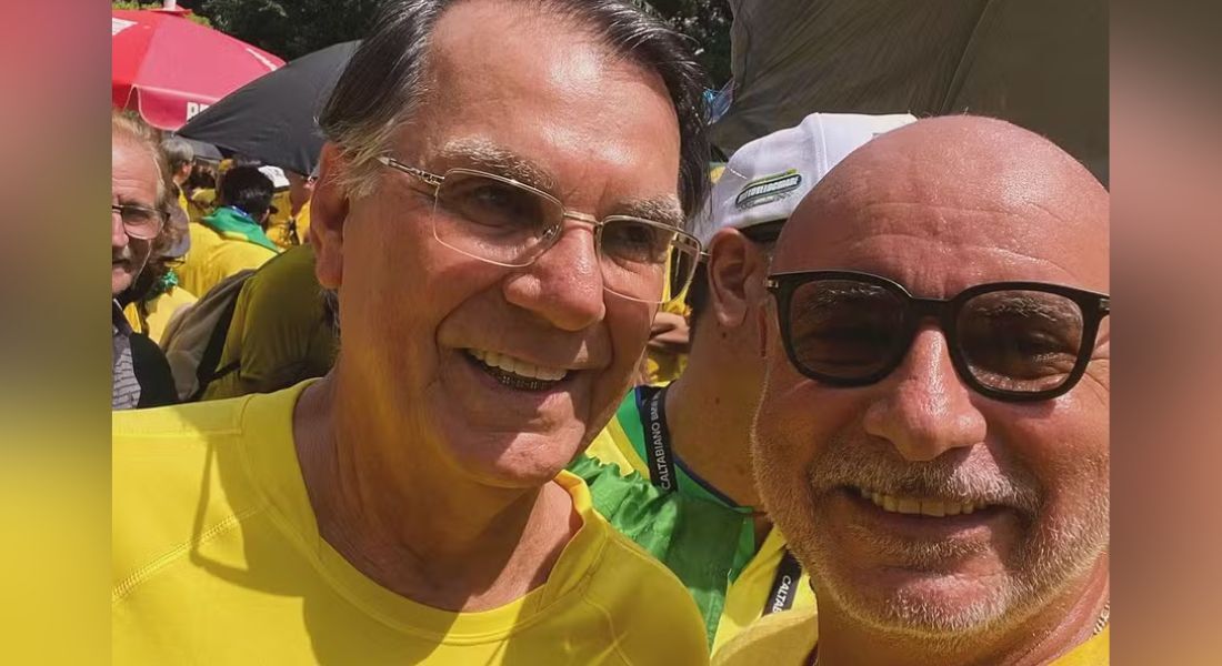 Ex-assessor participa de manifestação na Paulista e tira foto com sósia de Bolsonaro