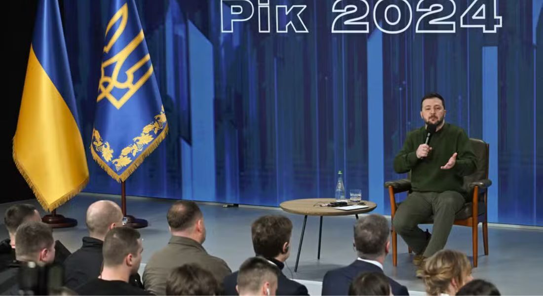 O presidente da Ucrânia, Volodymyr Zelensky, participa de uma coletiva de imprensa durante o fórum 'Ukraine Year 2024' em Kiev.