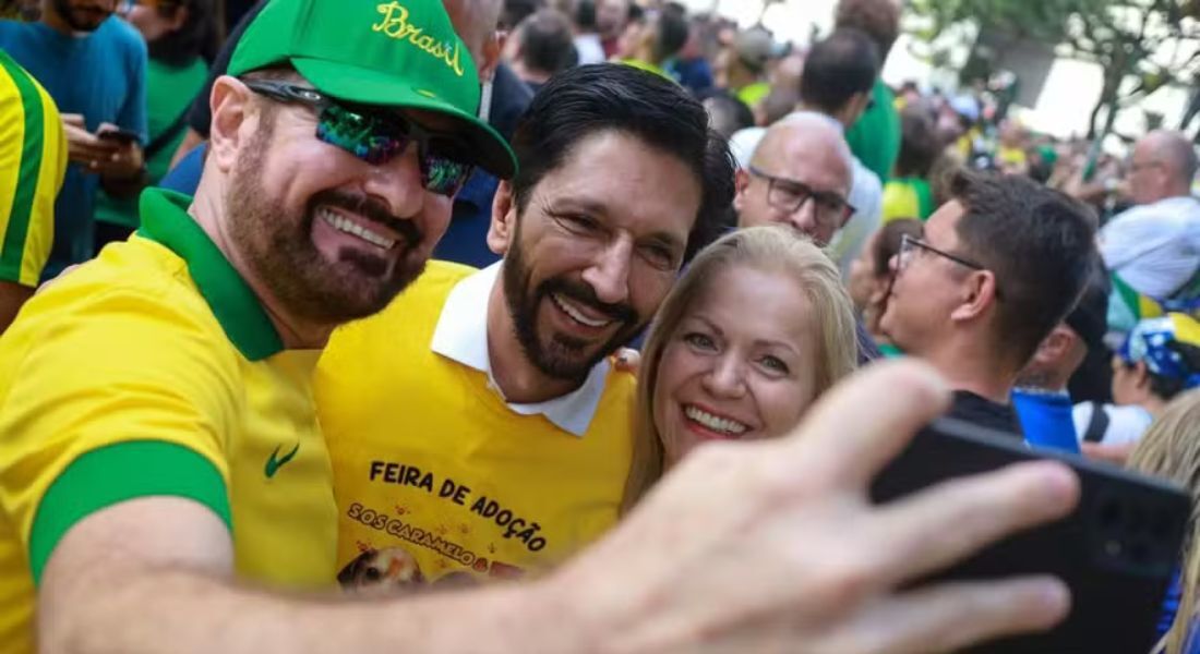 Ricardo Nunes tira foto com apoiadores no ato bolsonarista do último domingo