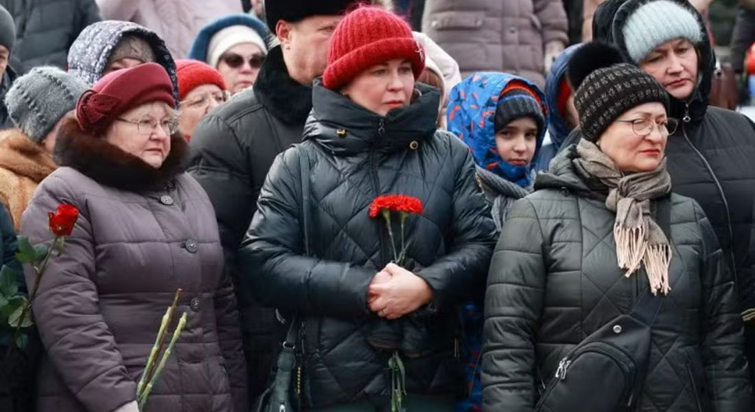 Mulheres enlutadas se reúnem em Samara, na Rússia, em homenagem aos soldados mortos